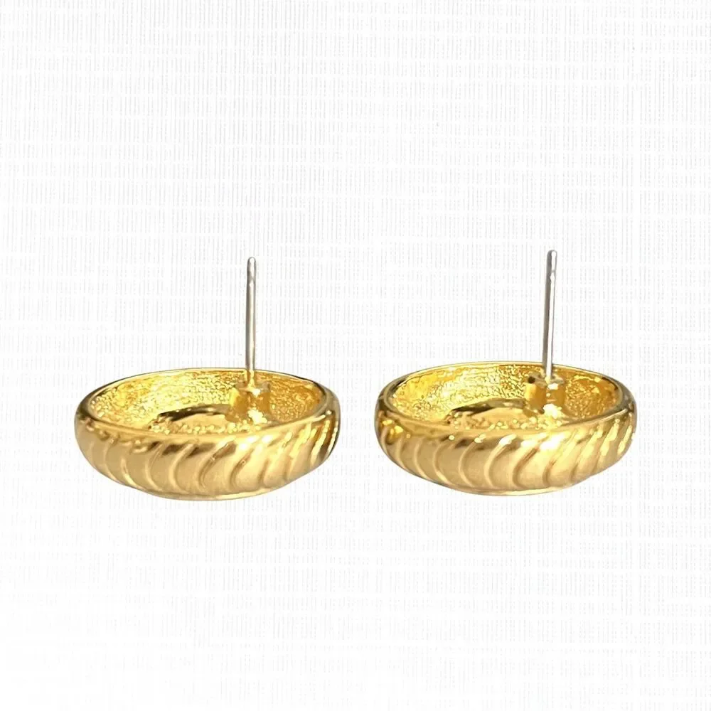 Vintage Oval Rhinestone Earrings Gold Tone Ribbed Bezel Studs Pierced 3/4